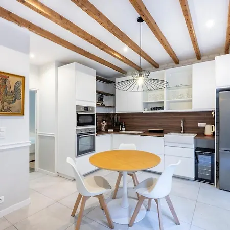 Apartment Townhouse Near Port & Old Town *