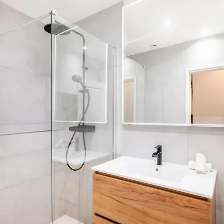 Townhouse Near Port & Old Town Appartement