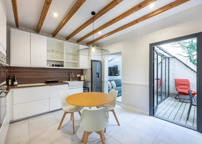 Townhouse Near Port & Old Town Appartamento *